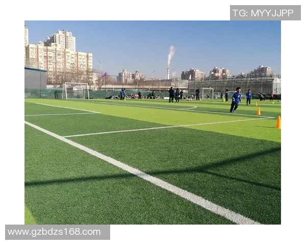 小小身躯也能展现足球梦想勇敢追逐属于自己的绿茵场