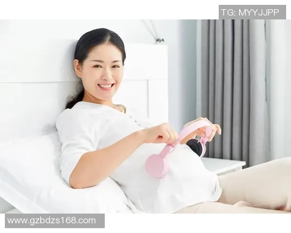 孕妇足球照展现母爱与运动之美的完美结合